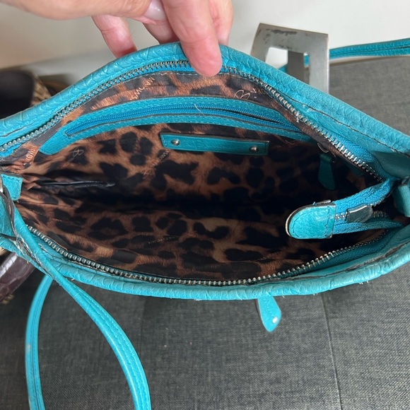 B. Makowsky Turquoise Crossbody Bag with Silver Details - Picture 4 of 5